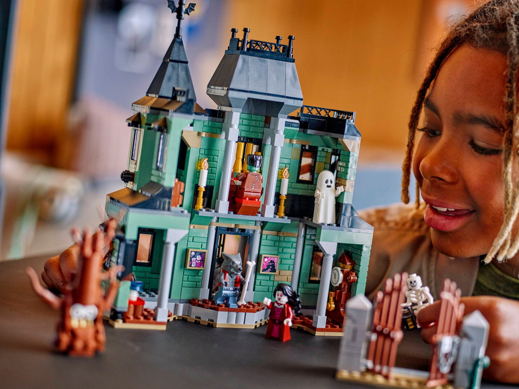 LEGO 31167 Haunted Mansion – on display