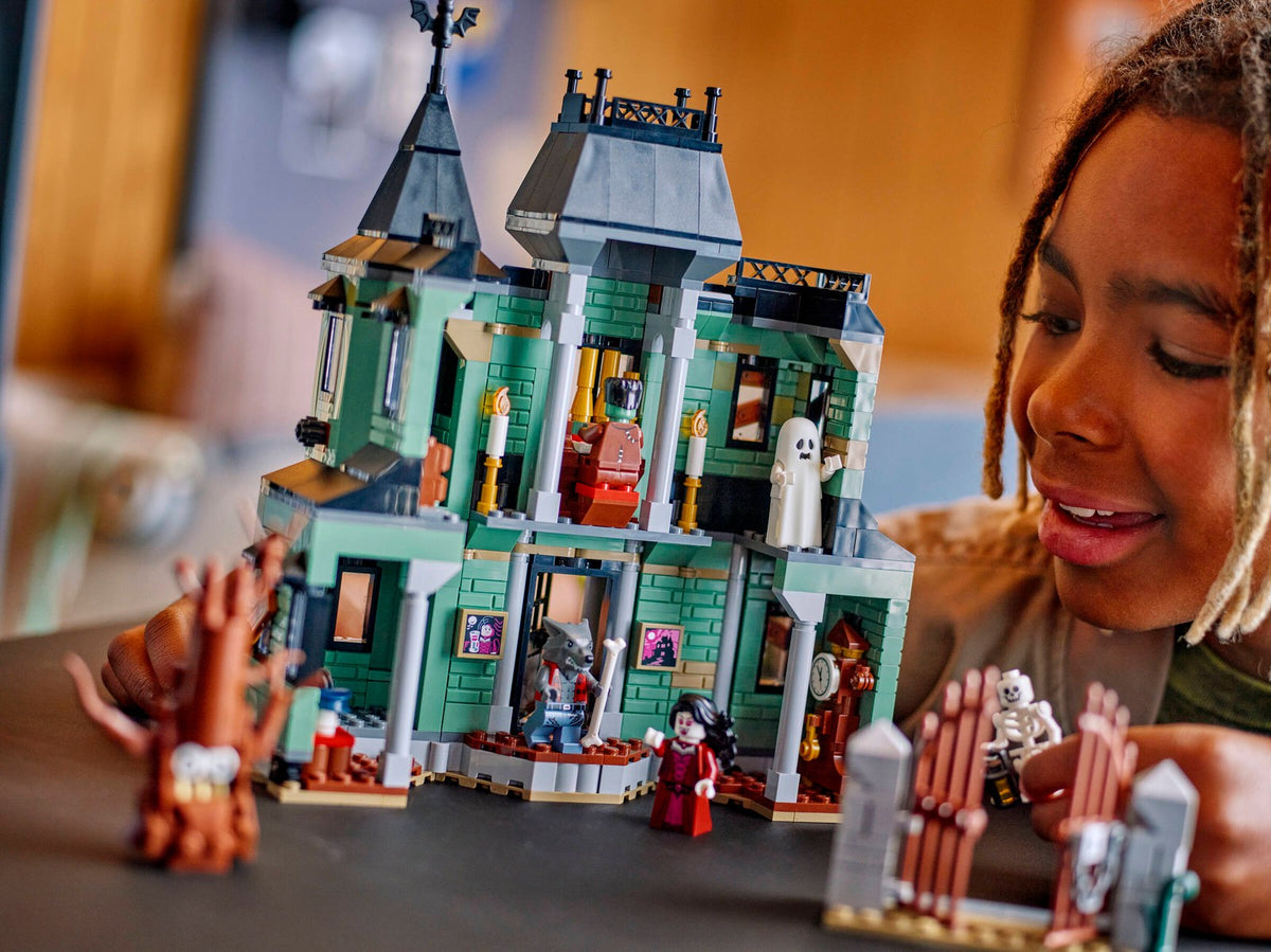 LEGO 31167 Haunted Mansion – on display