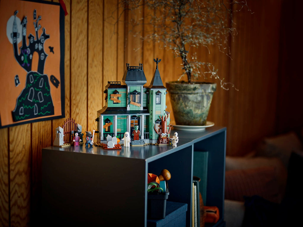 LEGO 31167 Haunted Mansion – on display