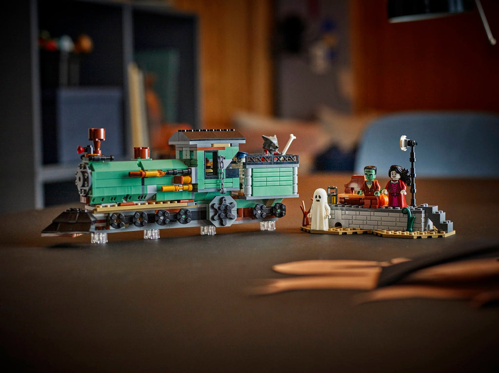 LEGO 31167 Haunted Mansion – on display