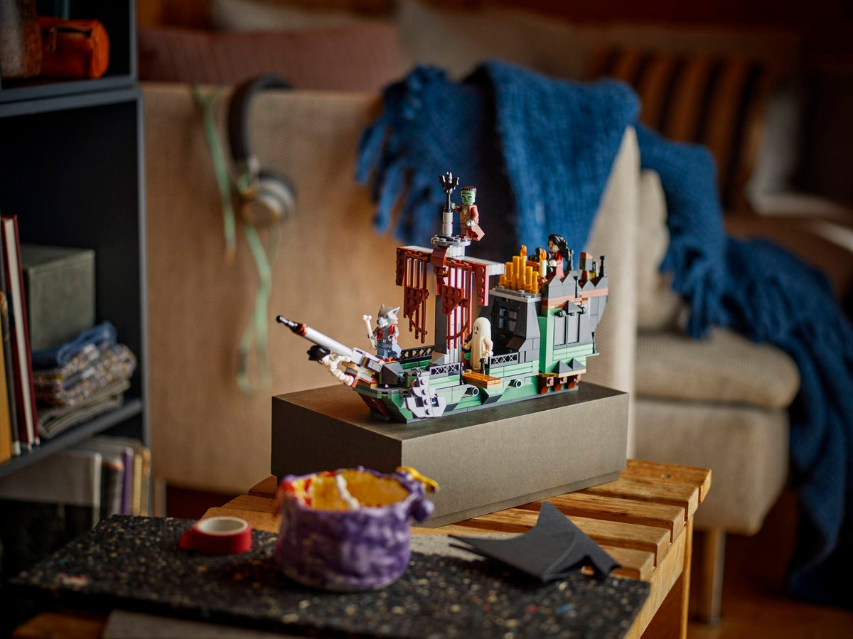 LEGO 31167 Haunted Mansion – on display
