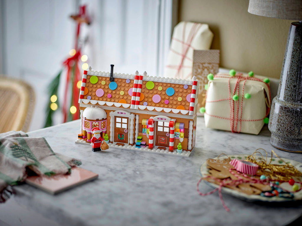 LEGO 40809 Festive Gingerbread House – on display