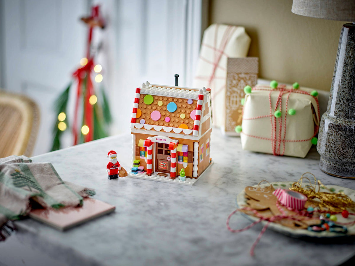 LEGO 40809 Festive Gingerbread House – on display