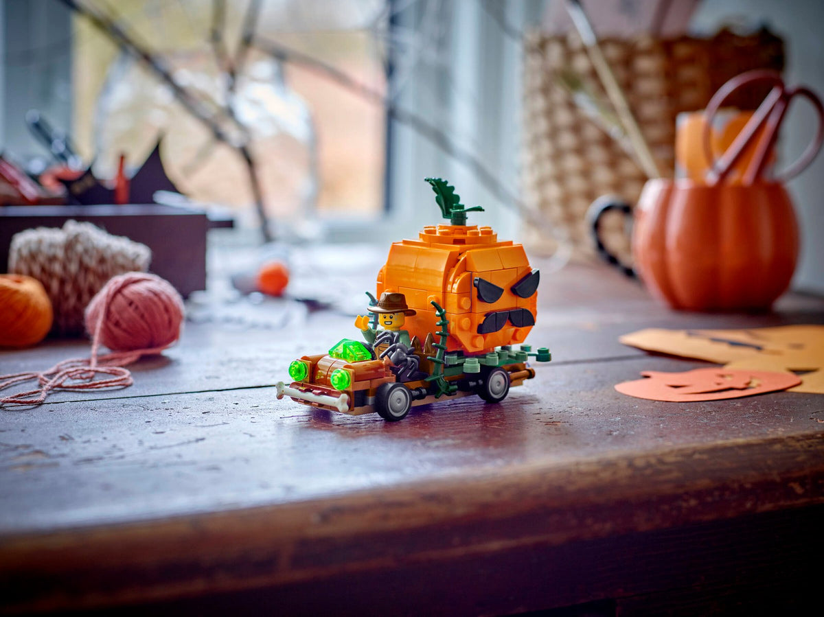 LEGO 40822 Jack-O'-Lantern Pickup Truck – on display