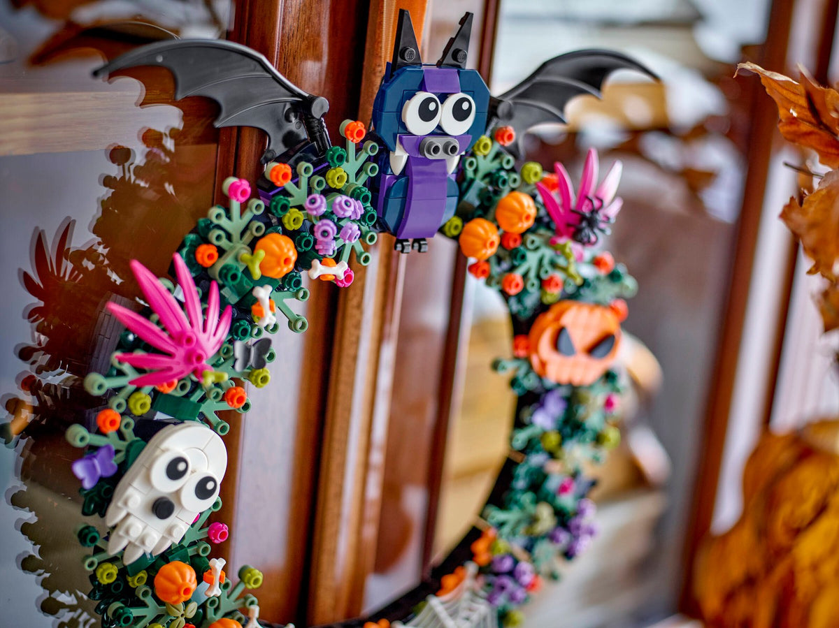 LEGO 40825 Halloween Wreath – on display