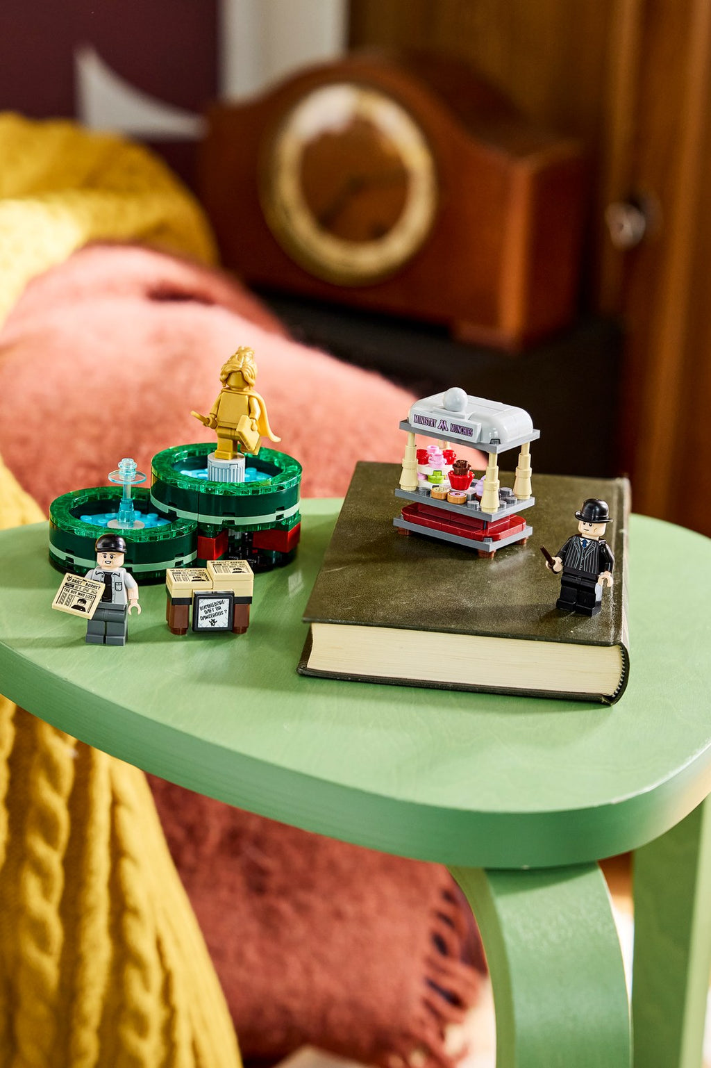 LEGO 40901 Ministry Munchies & The Daily Prophet Stands – on display