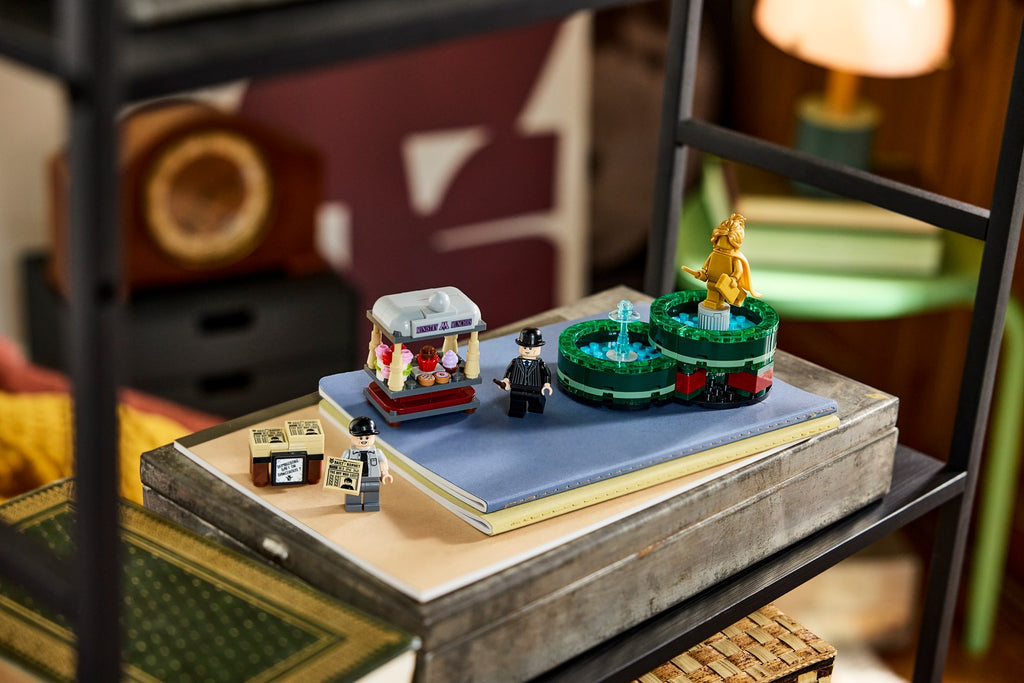 LEGO 40901 Ministry Munchies & The Daily Prophet Stands – on display
