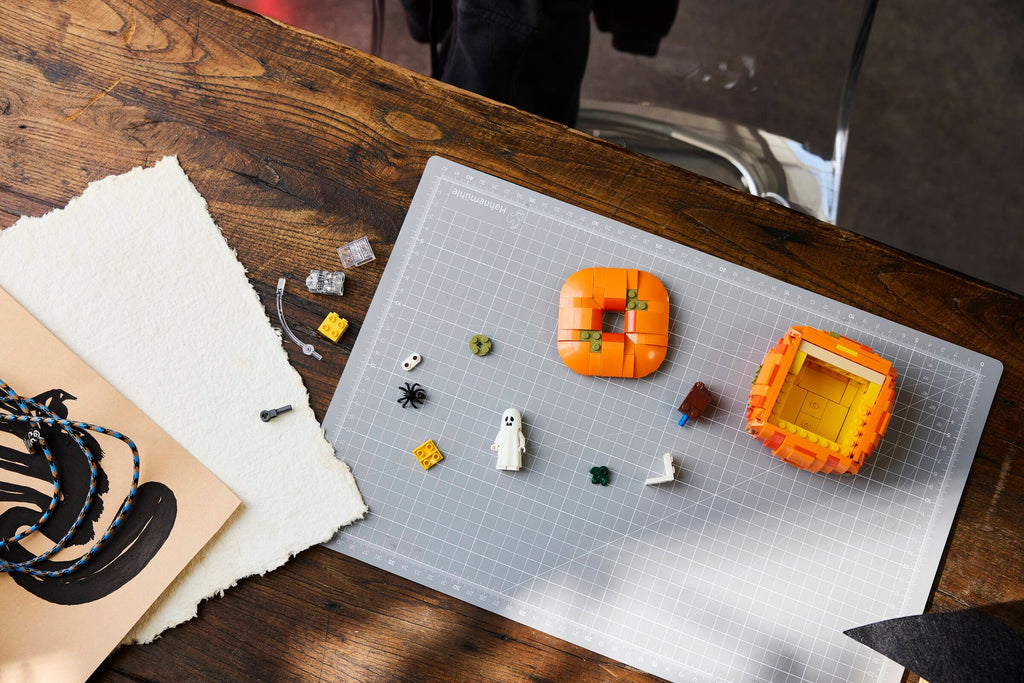 LEGO 40872 Halloween Pumpkin Lantern – on display