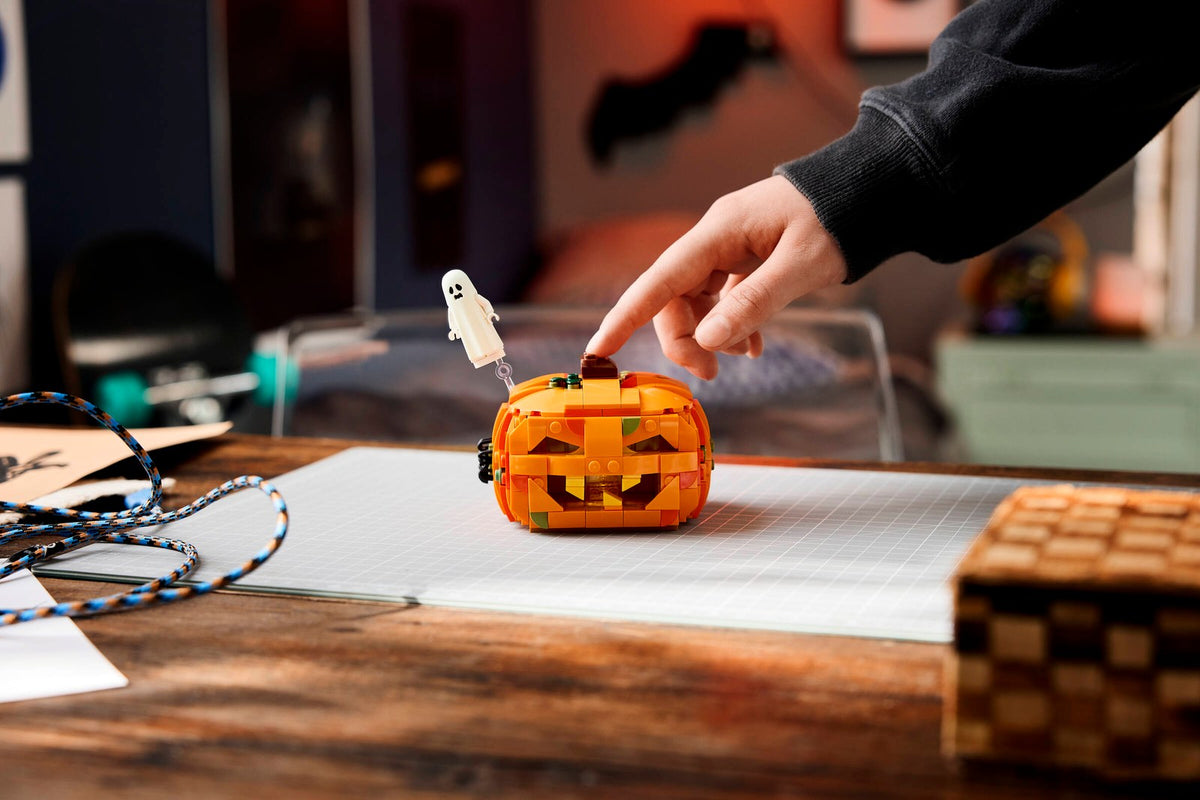 LEGO 40872 Halloween Pumpkin Lantern – on display