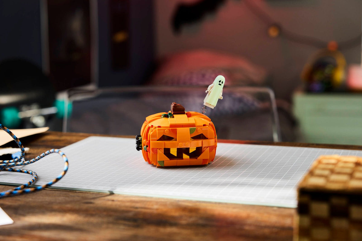 LEGO 40872 Halloween Pumpkin Lantern – on display