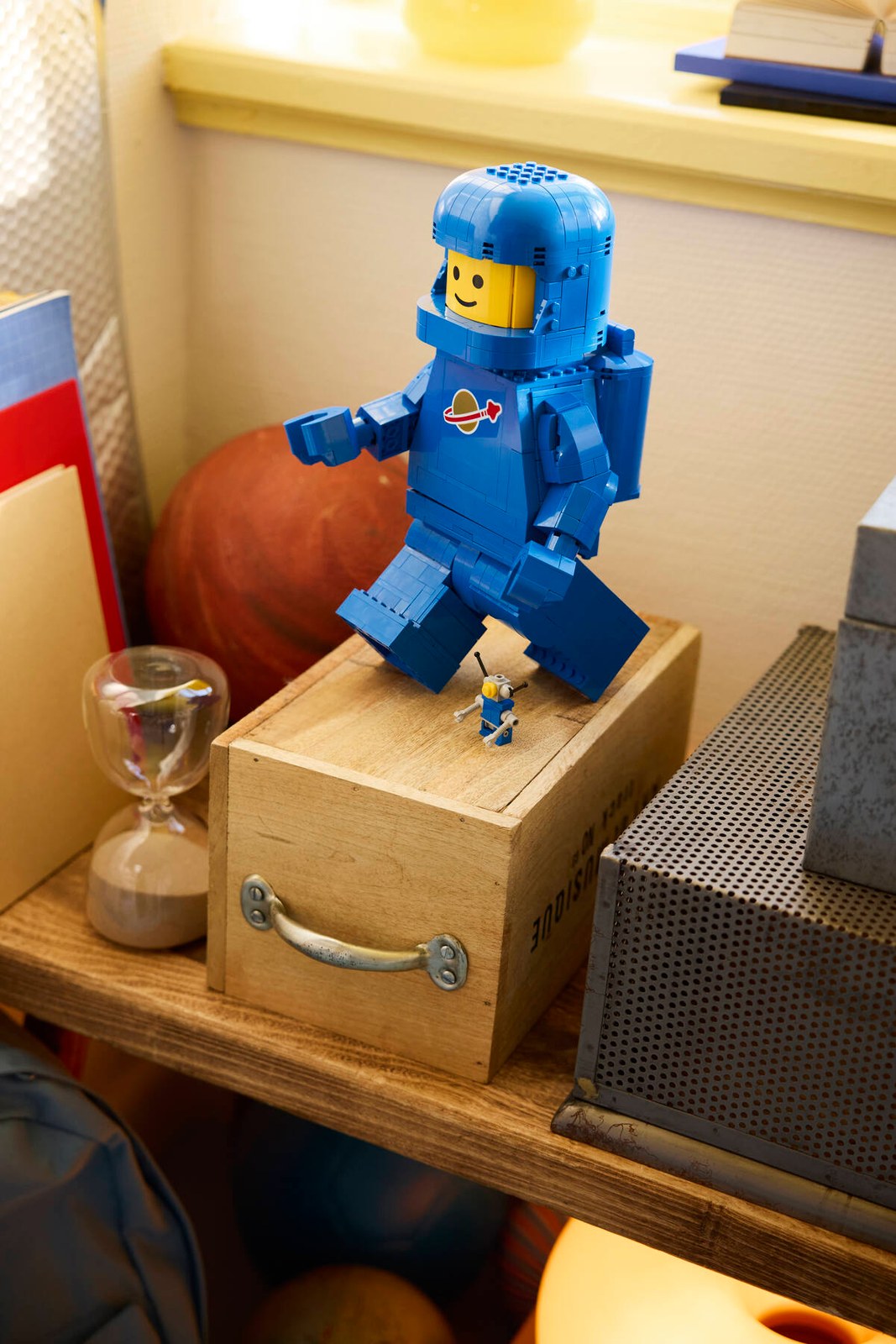 LEGO 40921 Up-Scaled Blue Astronaut Minifigure – on display
