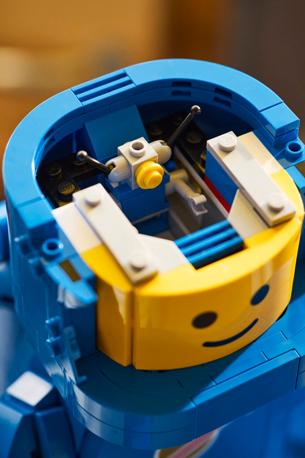 LEGO 40921 Up-Scaled Blue Astronaut Minifigure – on display