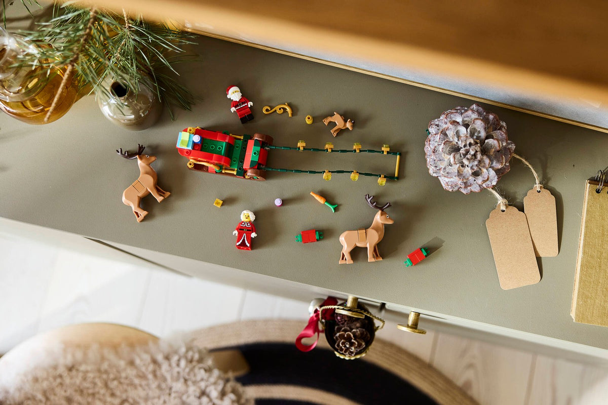 LEGO 40866 Santa's Holiday Sleigh Adventure – on display