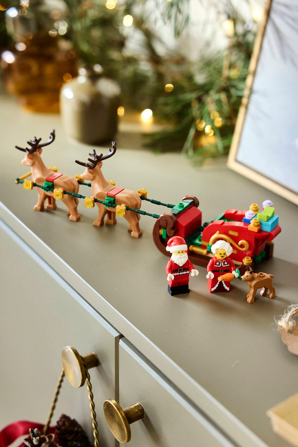 LEGO 40866 Santa's Holiday Sleigh Adventure – on display